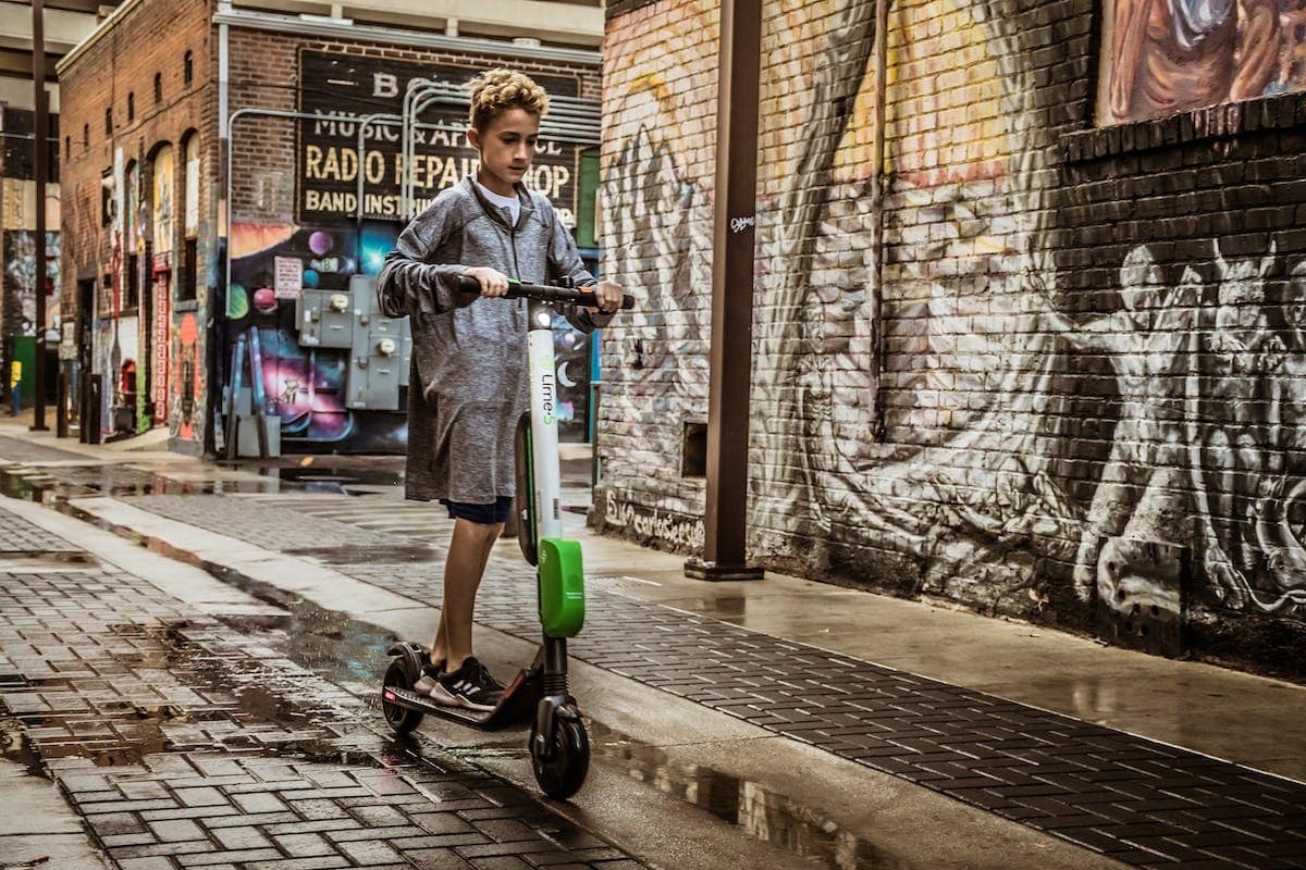 Comment recharger efficacement la batterie de votre scooter / moto : astuces et conseils